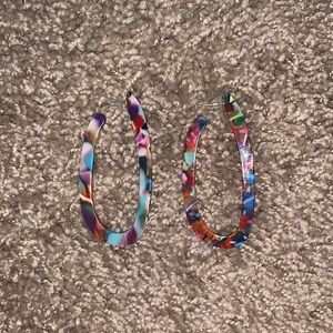 Multicolored oval hoop